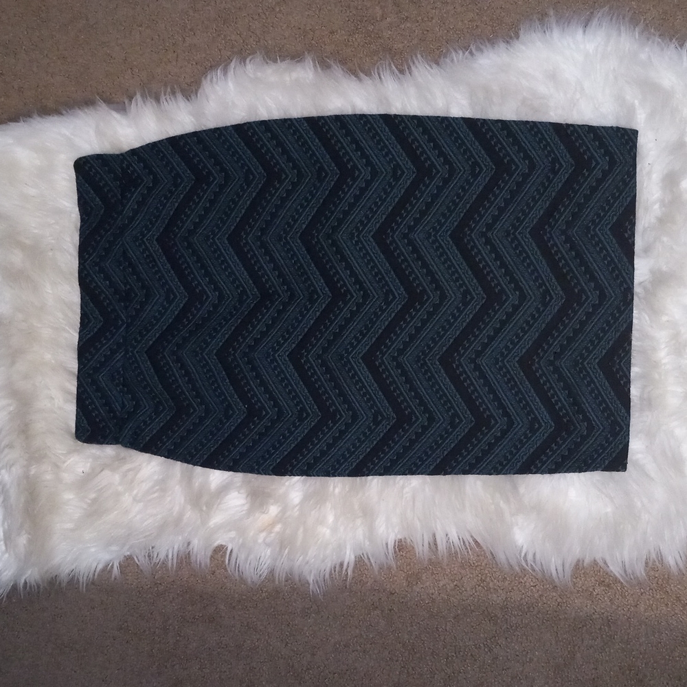 Size Medium bodycon pencil skirt in teal and black